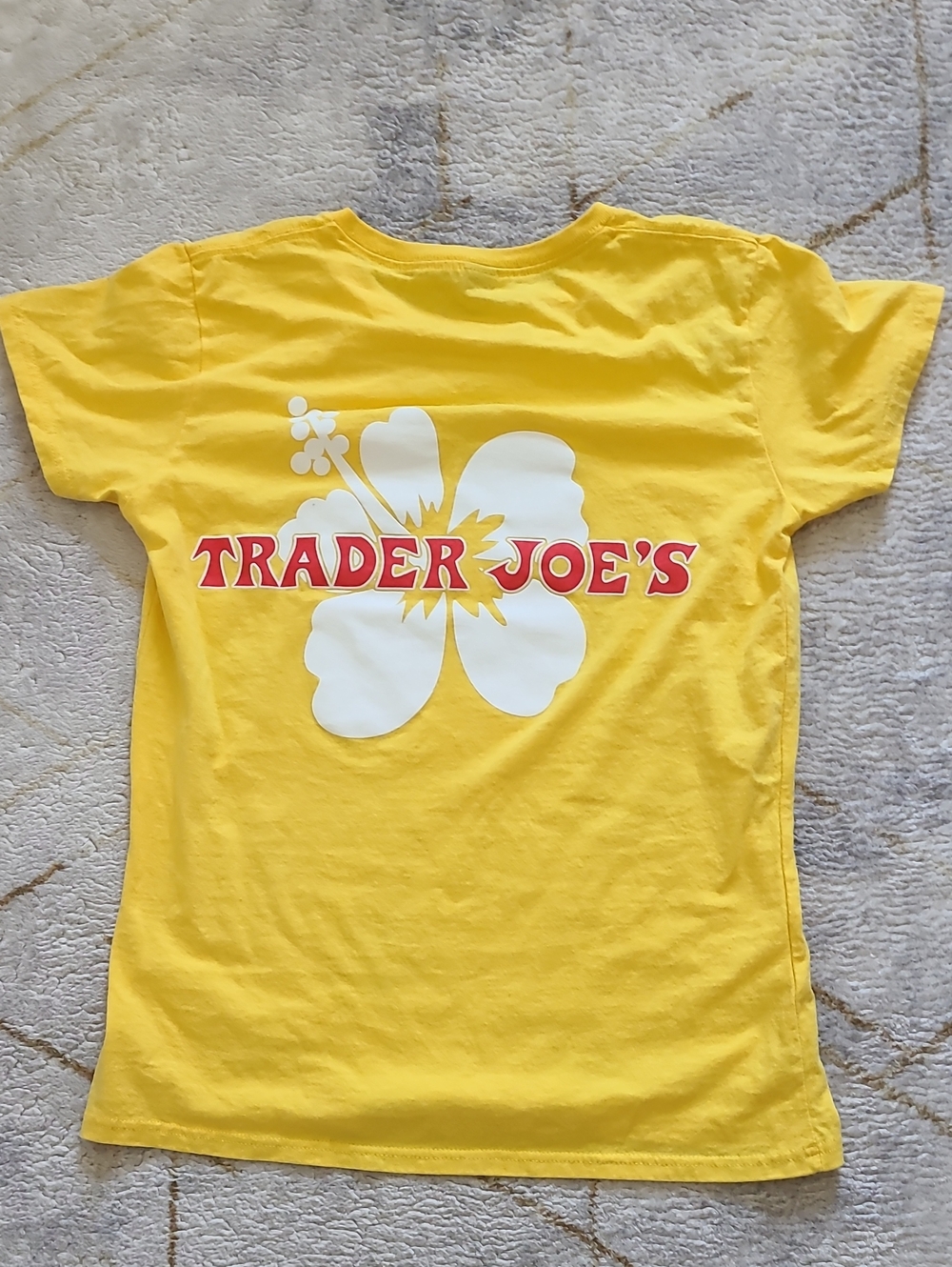 Trader Joe’s Yellow Hibiscus Hawaiian Graphic T Shirt Medium Gildan